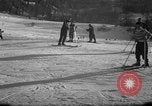 Image skieurs exerçant à l'école de patrouille de ski aux États-Unis Berchtesgaden Allemagne, 1957, de la seconde 21 séquences d'archives historiques vidéo 65675043167