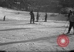 Image skieurs exerçant à l'école de patrouille de ski aux États-Unis Berchtesgaden Allemagne, 1957, de la seconde 23 séquences d'archives historiques vidéo 65675043167