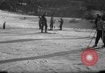 Image skieurs exerçant à l'école de patrouille de ski aux États-Unis Berchtesgaden Allemagne, 1957, de la seconde 24 séquences d'archives historiques vidéo 65675043167