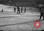 Image skieurs exerçant à l'école de patrouille de ski aux États-Unis Berchtesgaden Allemagne, 1957, de la seconde 25 séquences d'archives historiques vidéo 65675043167