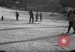 Image skieurs exerçant à l'école de patrouille de ski aux États-Unis Berchtesgaden Allemagne, 1957, de la seconde 27 séquences d'archives historiques vidéo 65675043167