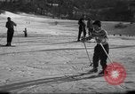 Image skieurs exerçant à l'école de patrouille de ski aux États-Unis Berchtesgaden Allemagne, 1957, de la seconde 28 séquences d'archives historiques vidéo 65675043167