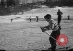 Image skieurs exerçant à l'école de patrouille de ski aux États-Unis Berchtesgaden Allemagne, 1957, de la seconde 29 séquences d'archives historiques vidéo 65675043167