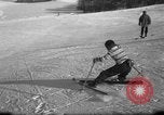 Image skieurs exerçant à l'école de patrouille de ski aux États-Unis Berchtesgaden Allemagne, 1957, de la seconde 30 séquences d'archives historiques vidéo 65675043167