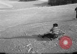 Image skieurs exerçant à l'école de patrouille de ski aux États-Unis Berchtesgaden Allemagne, 1957, de la seconde 31 séquences d'archives historiques vidéo 65675043167