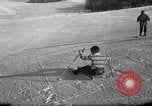 Image skieurs exerçant à l'école de patrouille de ski aux États-Unis Berchtesgaden Allemagne, 1957, de la seconde 32 séquences d'archives historiques vidéo 65675043167