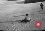 Image skieurs exerçant à l'école de patrouille de ski aux États-Unis Berchtesgaden Allemagne, 1957, de la seconde 33 séquences d'archives historiques vidéo 65675043167