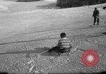 Image skieurs exerçant à l'école de patrouille de ski aux États-Unis Berchtesgaden Allemagne, 1957, de la seconde 34 séquences d'archives historiques vidéo 65675043167