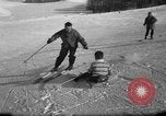 Image skieurs exerçant à l'école de patrouille de ski aux États-Unis Berchtesgaden Allemagne, 1957, de la seconde 35 séquences d'archives historiques vidéo 65675043167