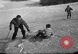 Image skieurs exerçant à l'école de patrouille de ski aux États-Unis Berchtesgaden Allemagne, 1957, de la seconde 36 séquences d'archives historiques vidéo 65675043167