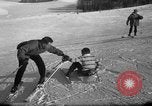 Image skieurs exerçant à l'école de patrouille de ski aux États-Unis Berchtesgaden Allemagne, 1957, de la seconde 37 séquences d'archives historiques vidéo 65675043167