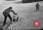 Image skieurs exerçant à l'école de patrouille de ski aux États-Unis Berchtesgaden Allemagne, 1957, de la seconde 38 séquences d'archives historiques vidéo 65675043167