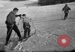 Image skieurs exerçant à l'école de patrouille de ski aux États-Unis Berchtesgaden Allemagne, 1957, de la seconde 39 séquences d'archives historiques vidéo 65675043167