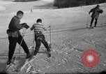 Image skieurs exerçant à l'école de patrouille de ski aux États-Unis Berchtesgaden Allemagne, 1957, de la seconde 40 séquences d'archives historiques vidéo 65675043167