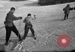 Image skieurs exerçant à l'école de patrouille de ski aux États-Unis Berchtesgaden Allemagne, 1957, de la seconde 41 séquences d'archives historiques vidéo 65675043167