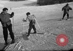 Image skieurs exerçant à l'école de patrouille de ski aux États-Unis Berchtesgaden Allemagne, 1957, de la seconde 42 séquences d'archives historiques vidéo 65675043167