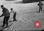 Image skieurs exerçant à l'école de patrouille de ski aux États-Unis Berchtesgaden Allemagne, 1957, de la seconde 43 séquences d'archives historiques vidéo 65675043167