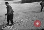 Image skieurs exerçant à l'école de patrouille de ski aux États-Unis Berchtesgaden Allemagne, 1957, de la seconde 45 séquences d'archives historiques vidéo 65675043167