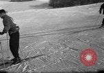 Image skieurs exerçant à l'école de patrouille de ski aux États-Unis Berchtesgaden Allemagne, 1957, de la seconde 46 séquences d'archives historiques vidéo 65675043167