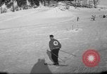 Image skieurs exerçant à l'école de patrouille de ski aux États-Unis Berchtesgaden Allemagne, 1957, de la seconde 48 séquences d'archives historiques vidéo 65675043167