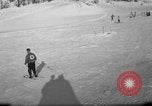 Image skieurs exerçant à l'école de patrouille de ski aux États-Unis Berchtesgaden Allemagne, 1957, de la seconde 49 séquences d'archives historiques vidéo 65675043167