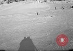 Image skieurs exerçant à l'école de patrouille de ski aux États-Unis Berchtesgaden Allemagne, 1957, de la seconde 51 séquences d'archives historiques vidéo 65675043167