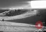 Image skieurs exerçant à l'école de patrouille de ski aux États-Unis Berchtesgaden Allemagne, 1957, de la seconde 52 séquences d'archives historiques vidéo 65675043167