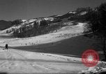 Image skieurs exerçant à l'école de patrouille de ski aux États-Unis Berchtesgaden Allemagne, 1957, de la seconde 53 séquences d'archives historiques vidéo 65675043167