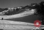 Image skieurs exerçant à l'école de patrouille de ski aux États-Unis Berchtesgaden Allemagne, 1957, de la seconde 55 séquences d'archives historiques vidéo 65675043167