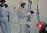 Image troupes ski italiens dans l'exercise de l'OTAN " Arctic Express" Norvège, 1970, de la seconde 34 séquences d'archives historiques vidéo 65675043178