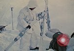 Image troupes ski italiens dans l'exercise de l'OTAN " Arctic Express" Norvège, 1970, de la seconde 43 séquences d'archives historiques vidéo 65675043178