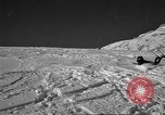 Standbild Ski patrol Personal Garmisch-Partenkirchen Deutschland, 1965, aus Sekunde 17 historischem Filmmaterial Videoclip 65675043206