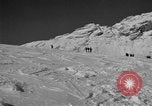 Standbild Ski patrol Personal Garmisch-Partenkirchen Deutschland, 1965, aus Sekunde 20 historischem Filmmaterial Videoclip 65675043206
