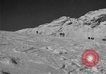 Standbild Ski patrol Personal Garmisch-Partenkirchen Deutschland, 1965, aus Sekunde 22 historischem Filmmaterial Videoclip 65675043206