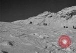 Standbild Ski patrol Personal Garmisch-Partenkirchen Deutschland, 1965, aus Sekunde 25 historischem Filmmaterial Videoclip 65675043206