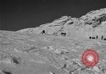 Standbild Ski patrol Personal Garmisch-Partenkirchen Deutschland, 1965, aus Sekunde 26 historischem Filmmaterial Videoclip 65675043206