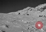 Standbild Ski patrol Personal Garmisch-Partenkirchen Deutschland, 1965, aus Sekunde 27 historischem Filmmaterial Videoclip 65675043206