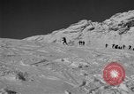 Standbild Ski patrol Personal Garmisch-Partenkirchen Deutschland, 1965, aus Sekunde 29 historischem Filmmaterial Videoclip 65675043206
