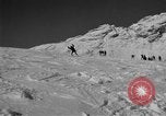 Standbild Ski patrol Personal Garmisch-Partenkirchen Deutschland, 1965, aus Sekunde 30 historischem Filmmaterial Videoclip 65675043206