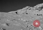 Standbild Ski patrol Personal Garmisch-Partenkirchen Deutschland, 1965, aus Sekunde 31 historischem Filmmaterial Videoclip 65675043206