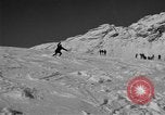 Standbild Ski patrol Personal Garmisch-Partenkirchen Deutschland, 1965, aus Sekunde 32 historischem Filmmaterial Videoclip 65675043206