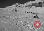 Standbild Ski patrol Personal Garmisch-Partenkirchen Deutschland, 1965, aus Sekunde 35 historischem Filmmaterial Videoclip 65675043206