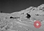 Standbild Ski patrol Personal Garmisch-Partenkirchen Deutschland, 1965, aus Sekunde 51 historischem Filmmaterial Videoclip 65675043206