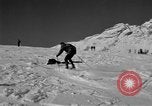 Standbild Ski patrol Personal Garmisch-Partenkirchen Deutschland, 1965, aus Sekunde 52 historischem Filmmaterial Videoclip 65675043206