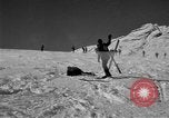 Standbild Ski patrol Personal Garmisch-Partenkirchen Deutschland, 1965, aus Sekunde 61 historischem Filmmaterial Videoclip 65675043206