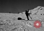 Standbild Ski patrol Personal Garmisch-Partenkirchen Deutschland, 1965, aus Sekunde 62 historischem Filmmaterial Videoclip 65675043206