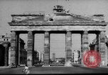 Standbild C-54 Skymaster Berlin Deutschland, 1948, aus Sekunde 1 historischem Filmmaterial Videoclip 65675043214