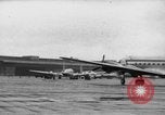 Standbild C-54 Skymaster Berlin Deutschland, 1948, aus Sekunde 5 historischem Filmmaterial Videoclip 65675043214