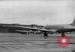 Standbild C-54 Skymaster Berlin Deutschland, 1948, aus Sekunde 7 historischem Filmmaterial Videoclip 65675043214