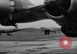 Standbild C-54 Skymaster Berlin Deutschland, 1948, aus Sekunde 25 historischem Filmmaterial Videoclip 65675043214